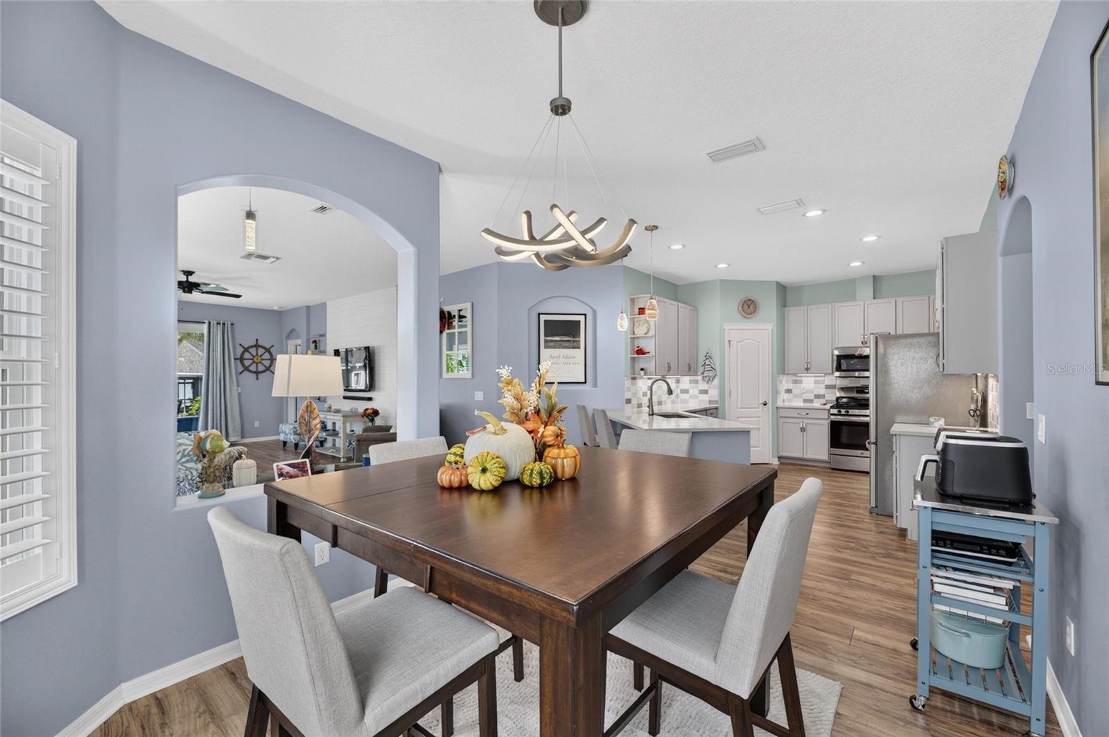 6817 SURREY OAK DR