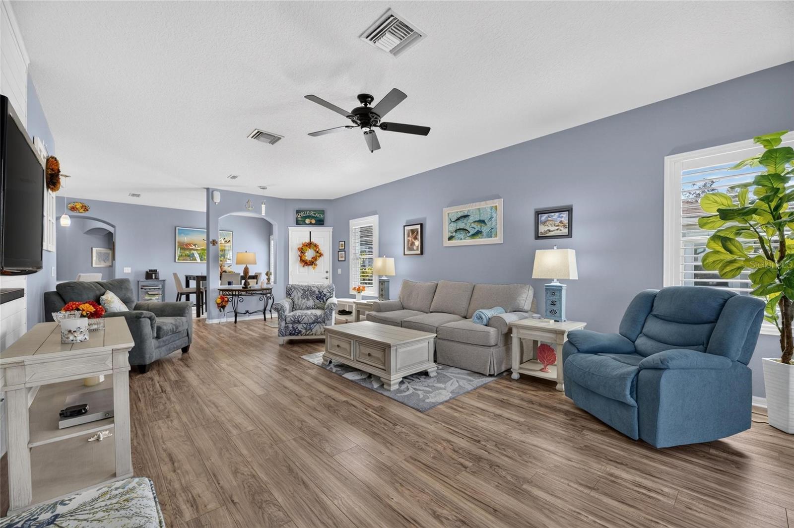 6817 SURREY OAK DR