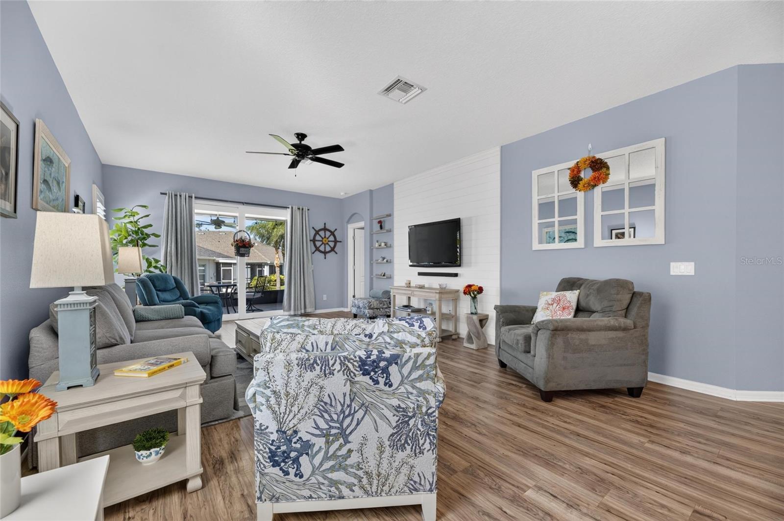 6817 SURREY OAK DR