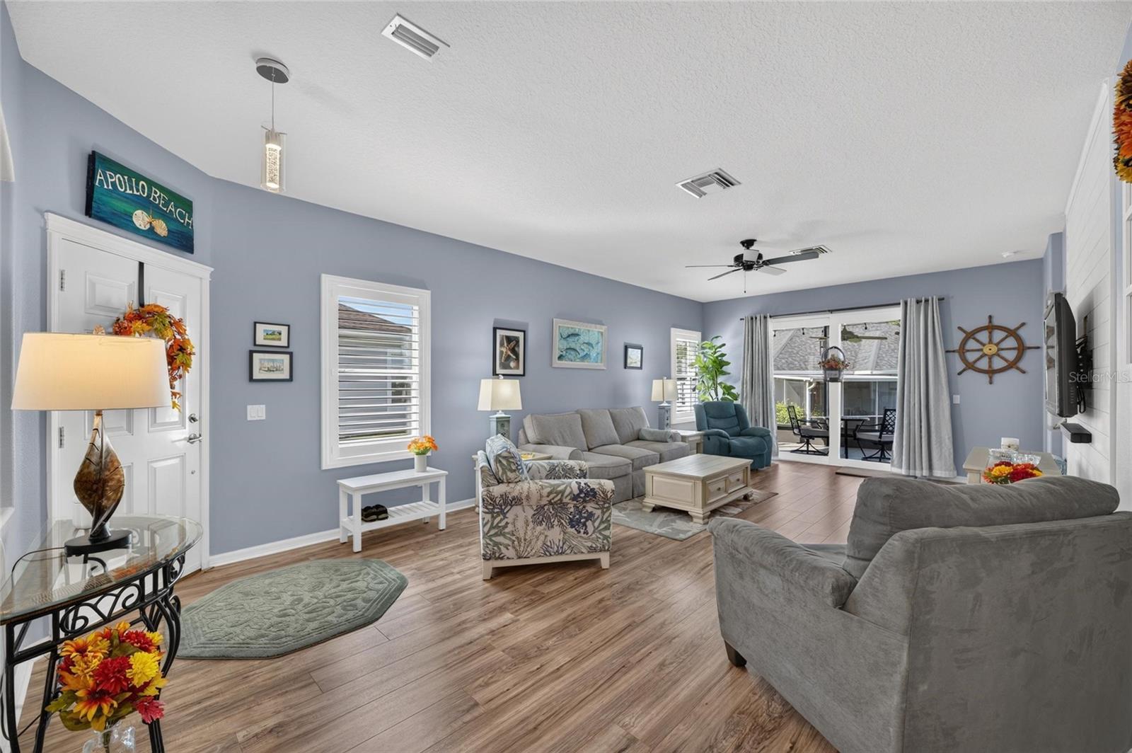 6817 SURREY OAK DR