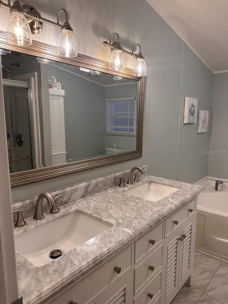 122 W SAINT ANNES CIR