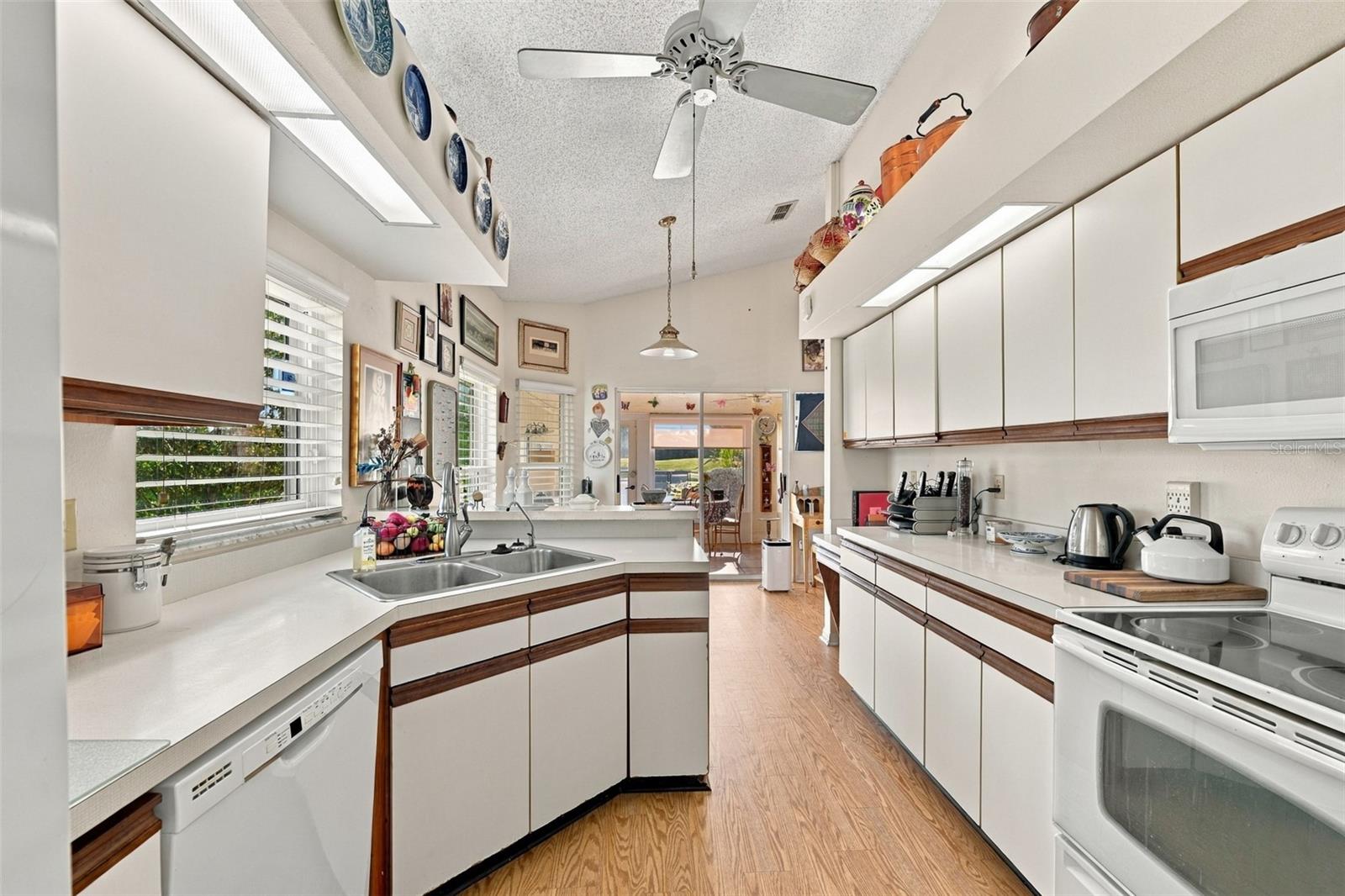 1803 E DEL WEBB BLVD