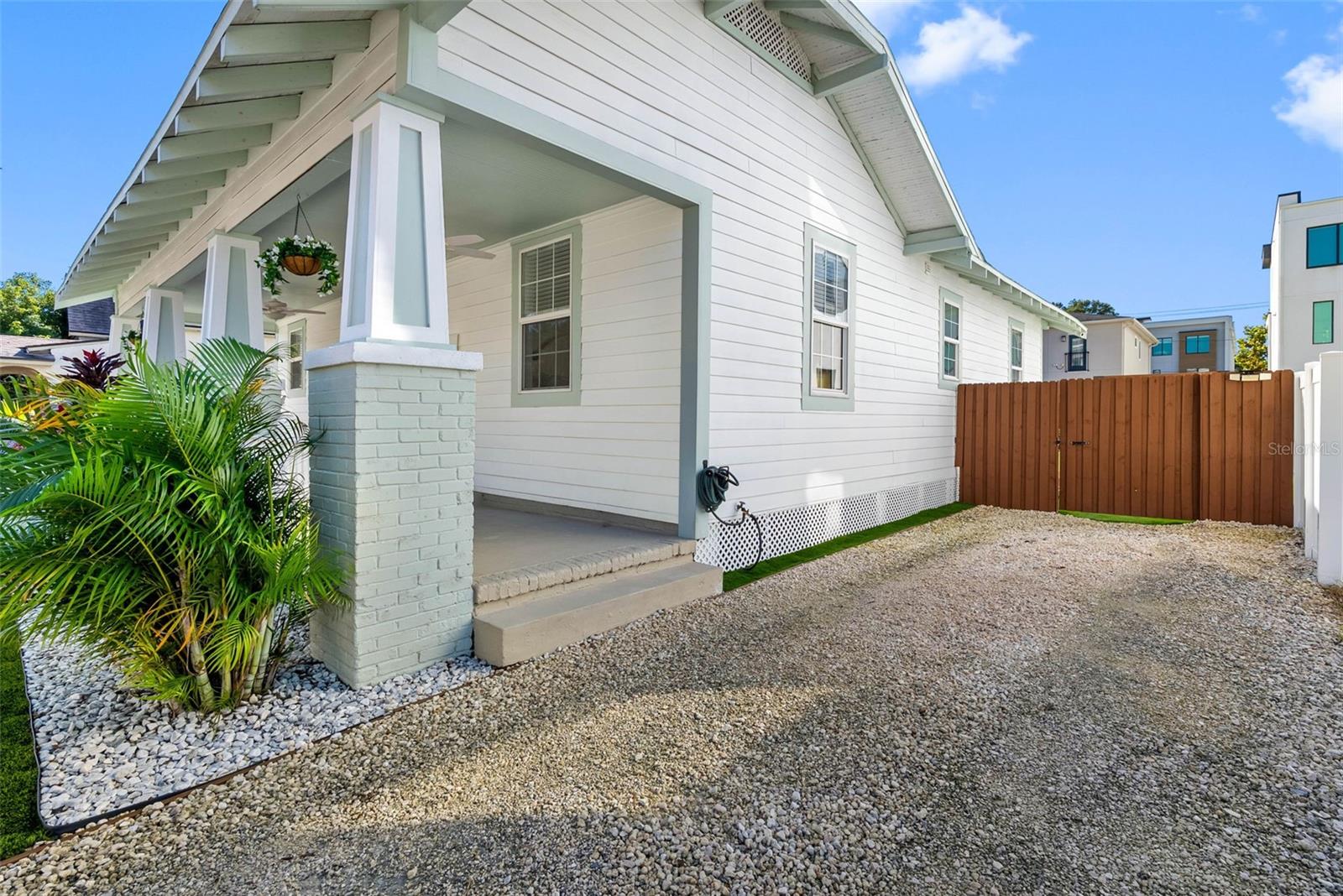 210 W EUCLID AVE