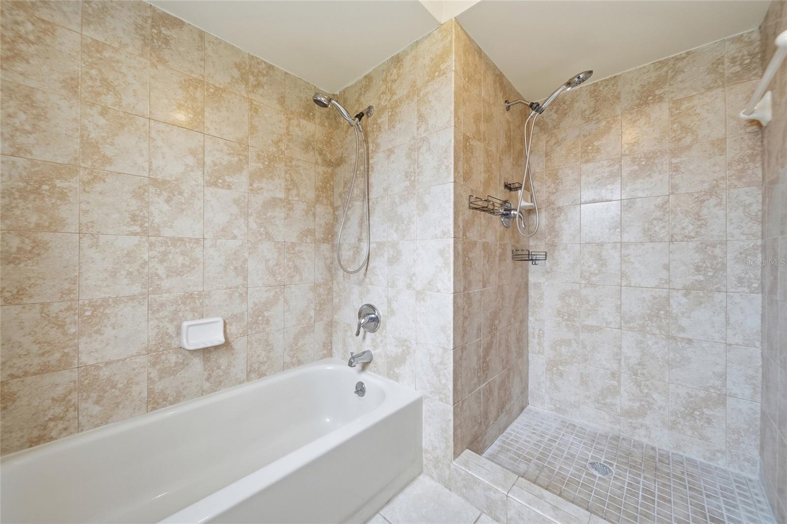3179 LAKE SAXON DR