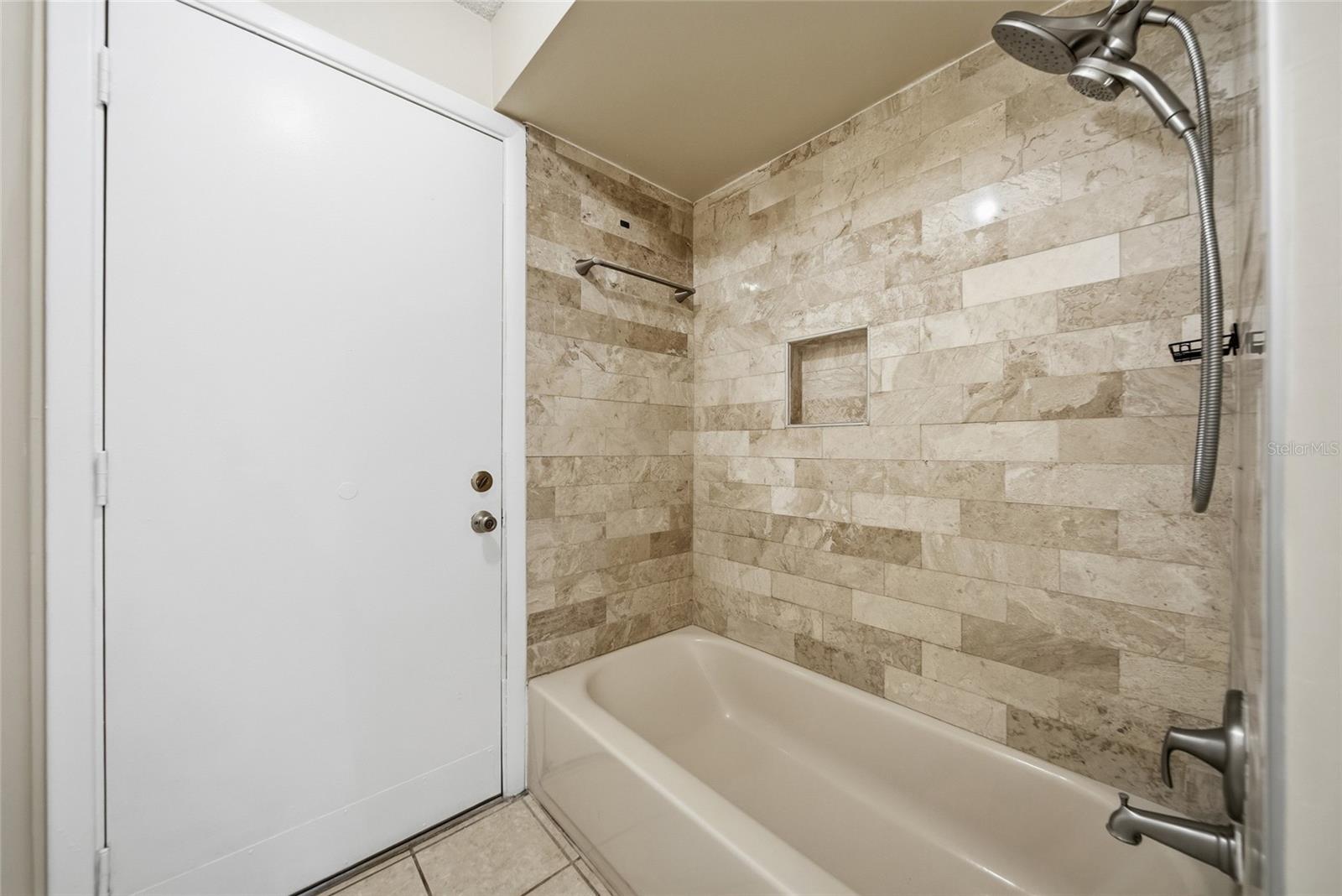 3179 LAKE SAXON DR