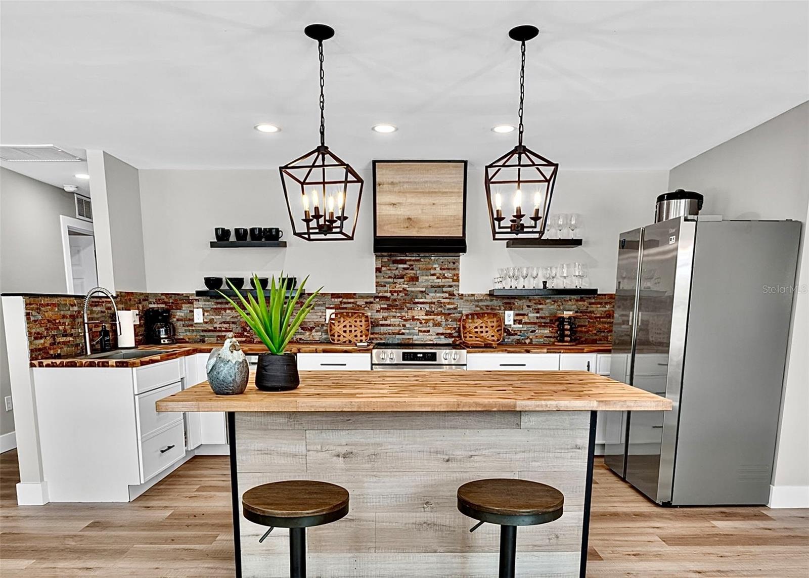 1210 CASA BONITA AVE