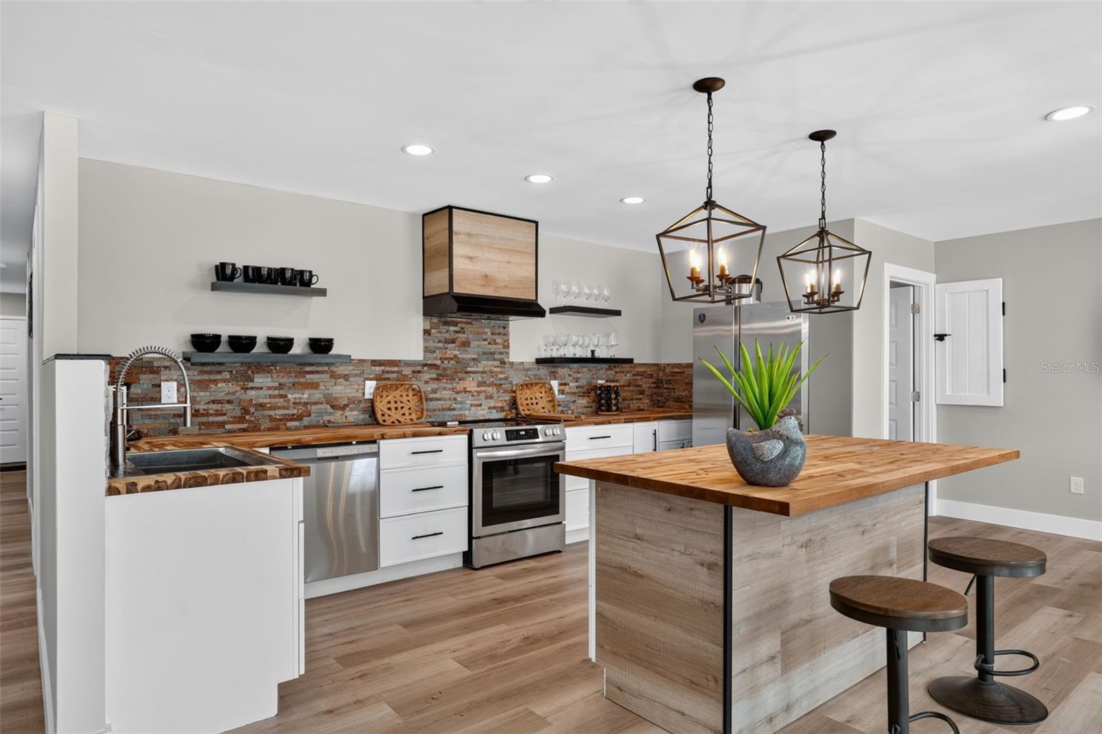 1210 CASA BONITA AVE