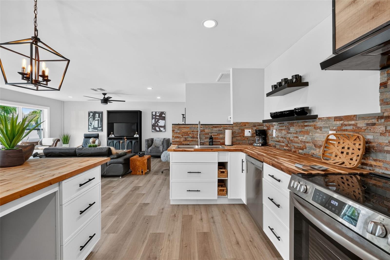 1210 CASA BONITA AVE