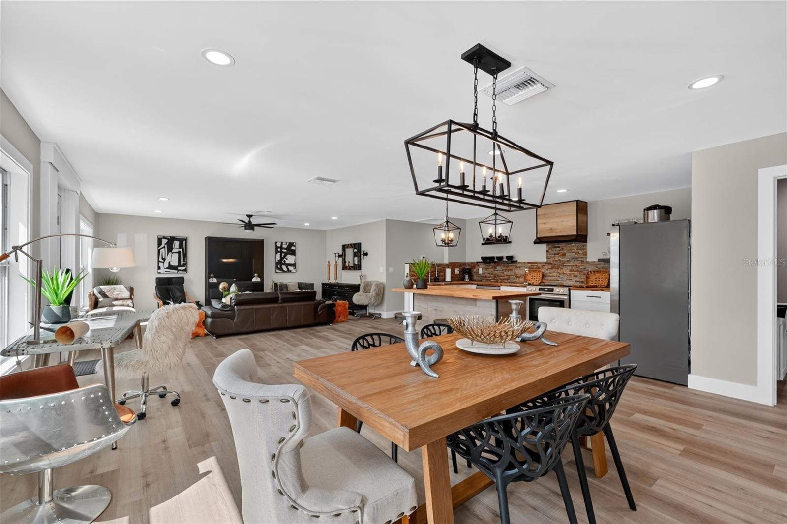 1210 CASA BONITA AVE