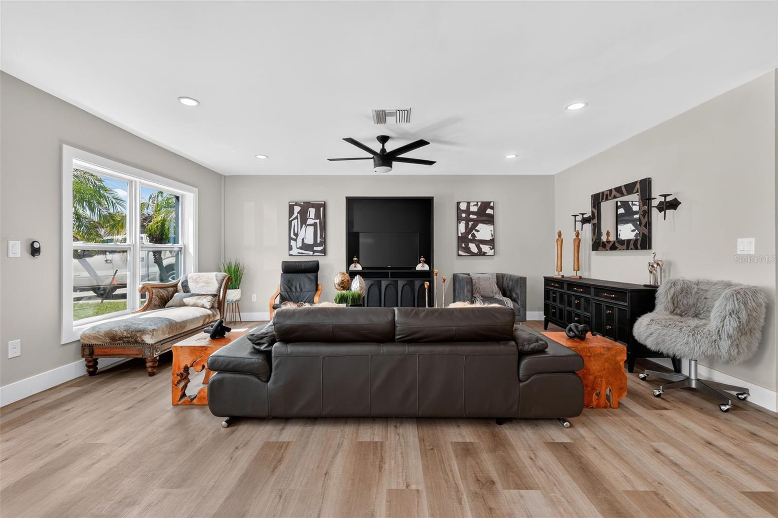 1210 CASA BONITA AVE