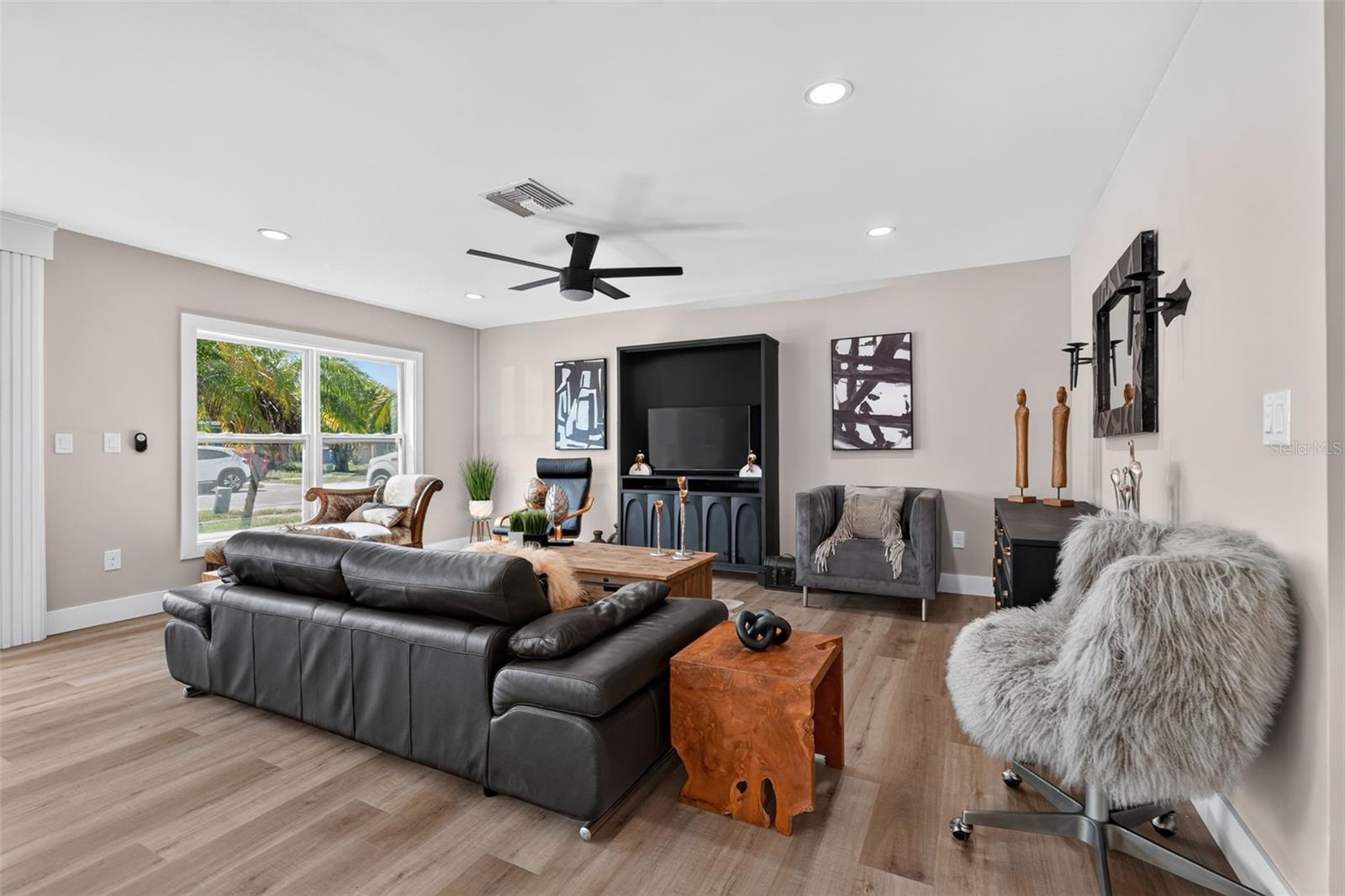 1210 CASA BONITA AVE