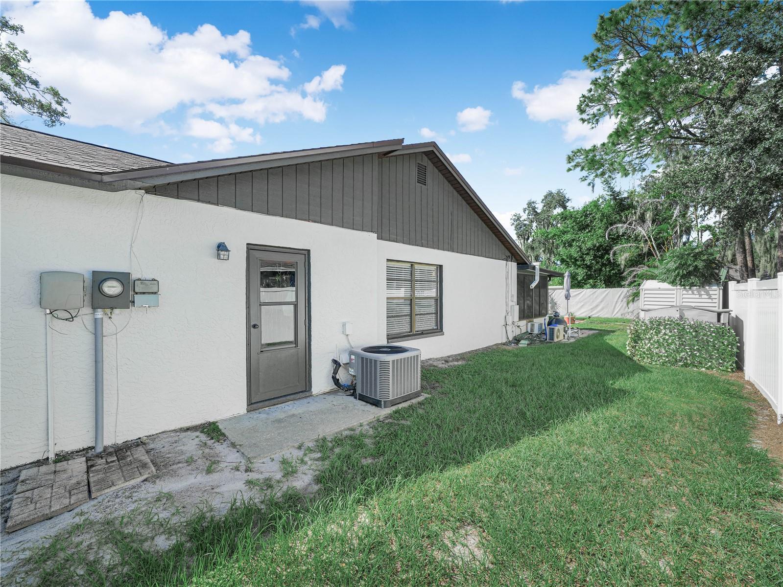 812 SANDALWOOD DR