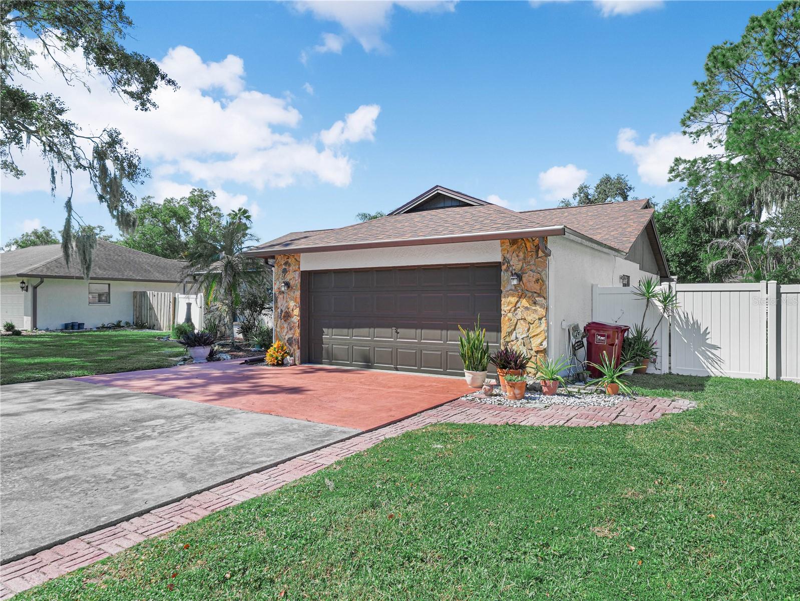 812 SANDALWOOD DR