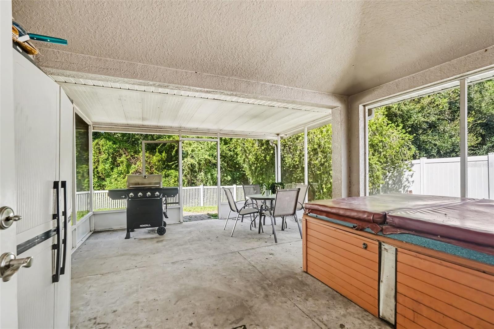 6805 BLUFF MEADOW CT
