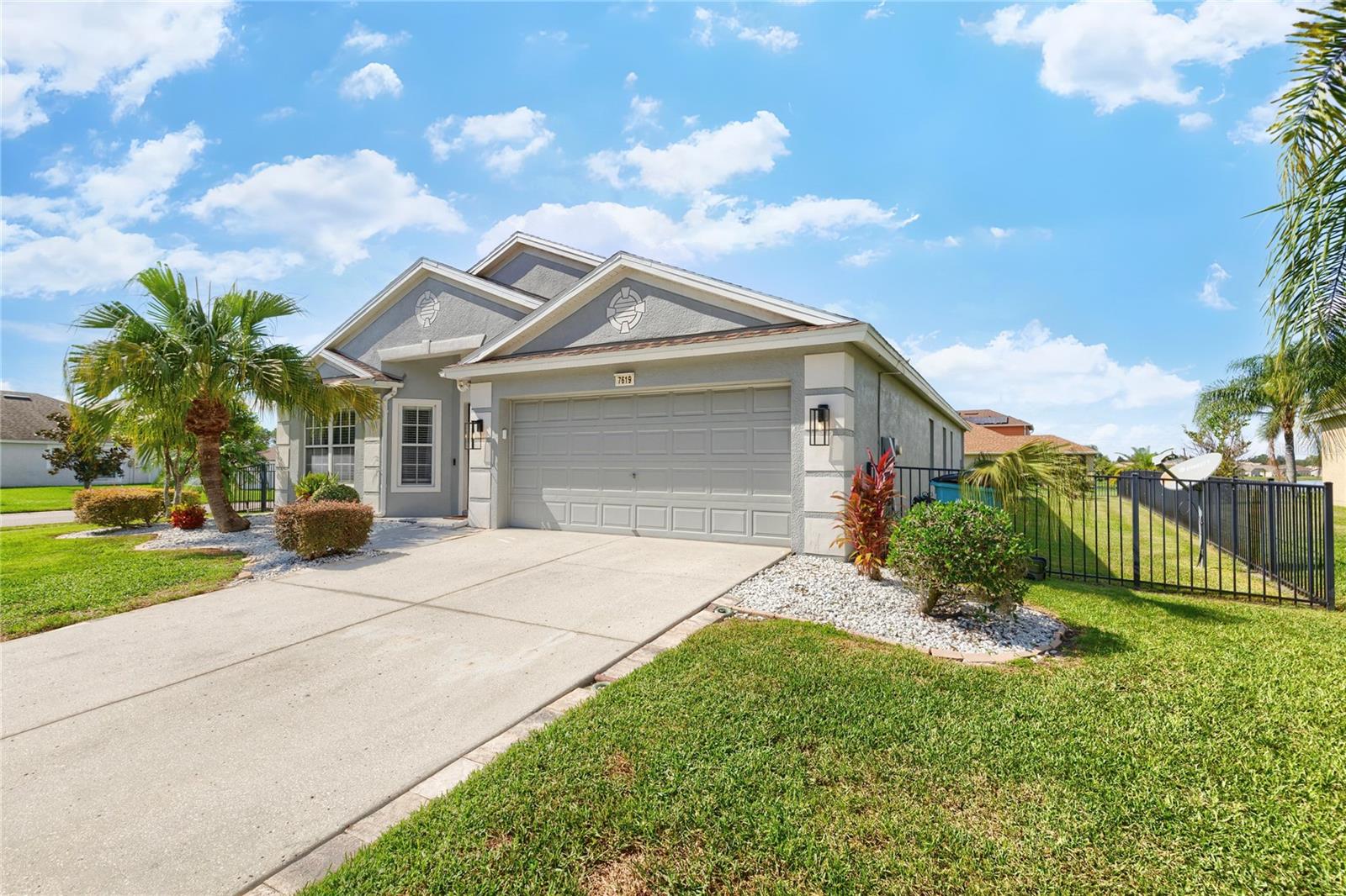 7619 CRESCENT PALM DR