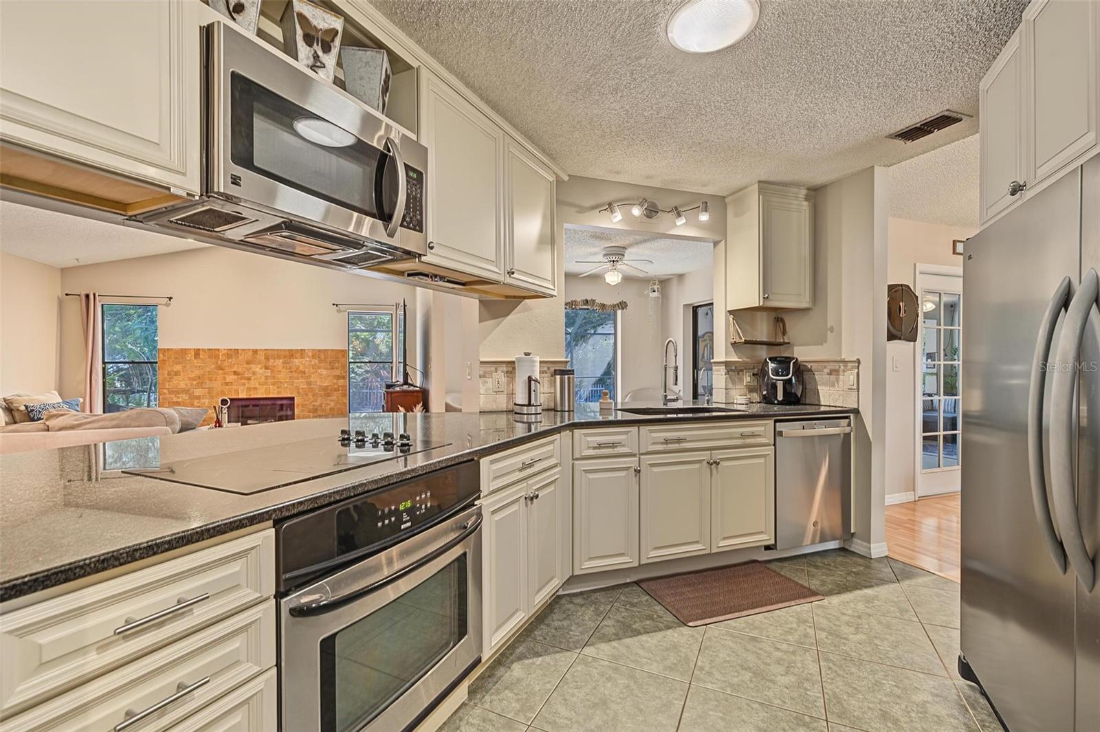 3024 PINEVIEW DR