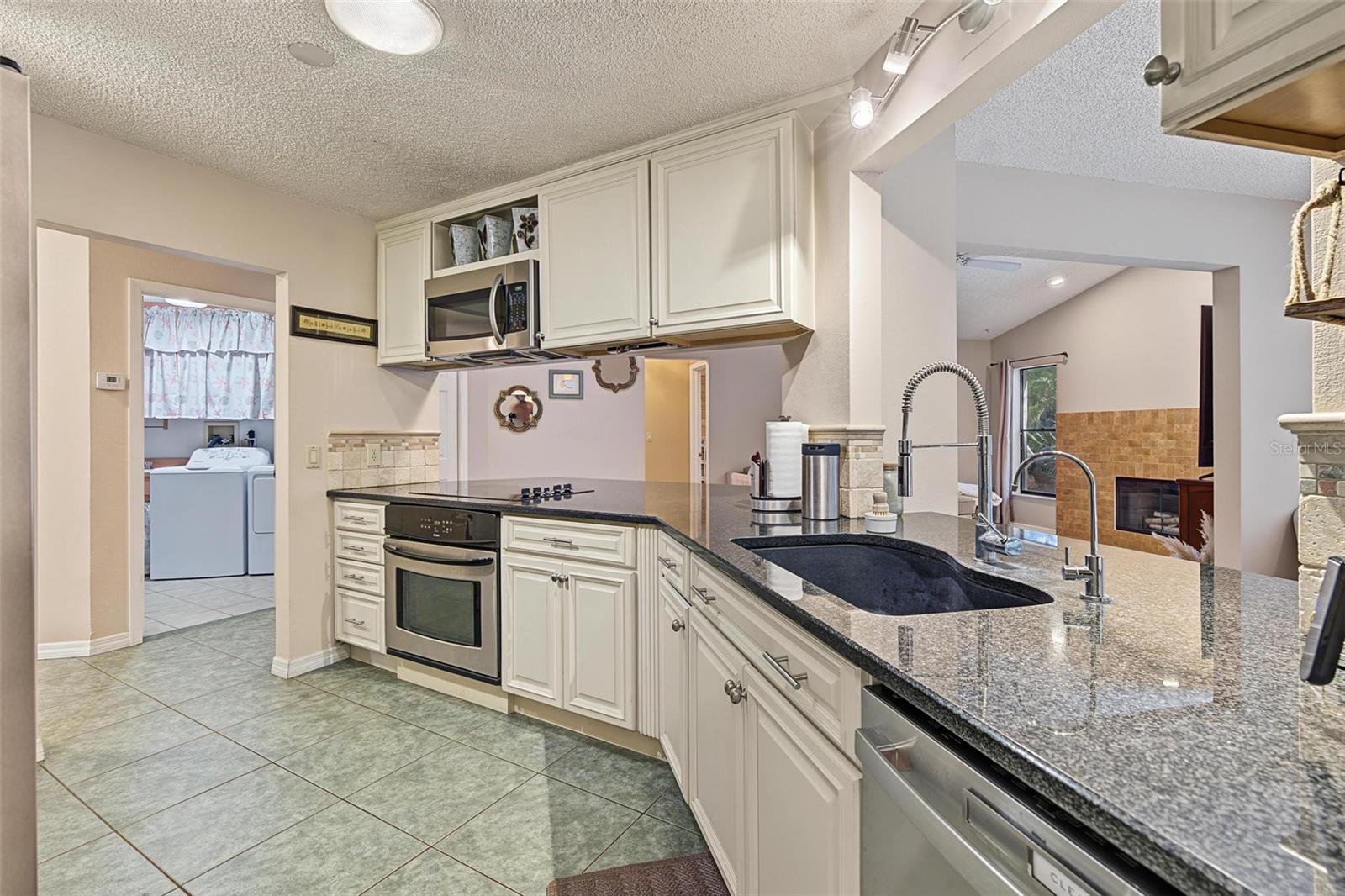 3024 PINEVIEW DR