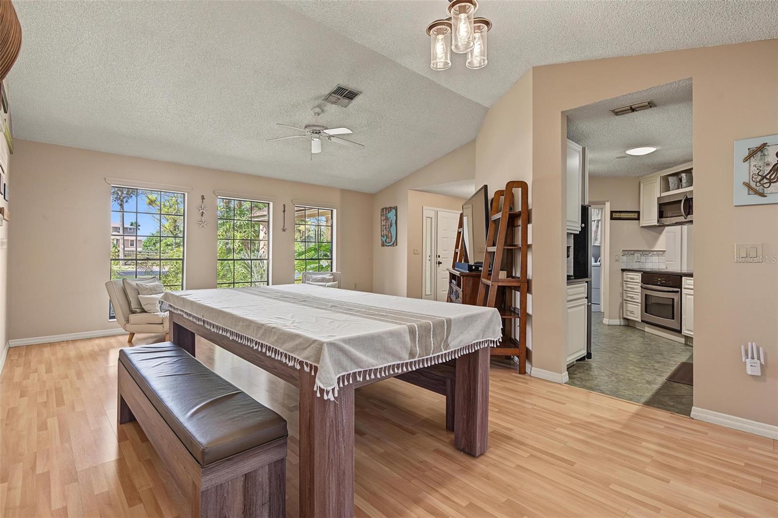 3024 PINEVIEW DR