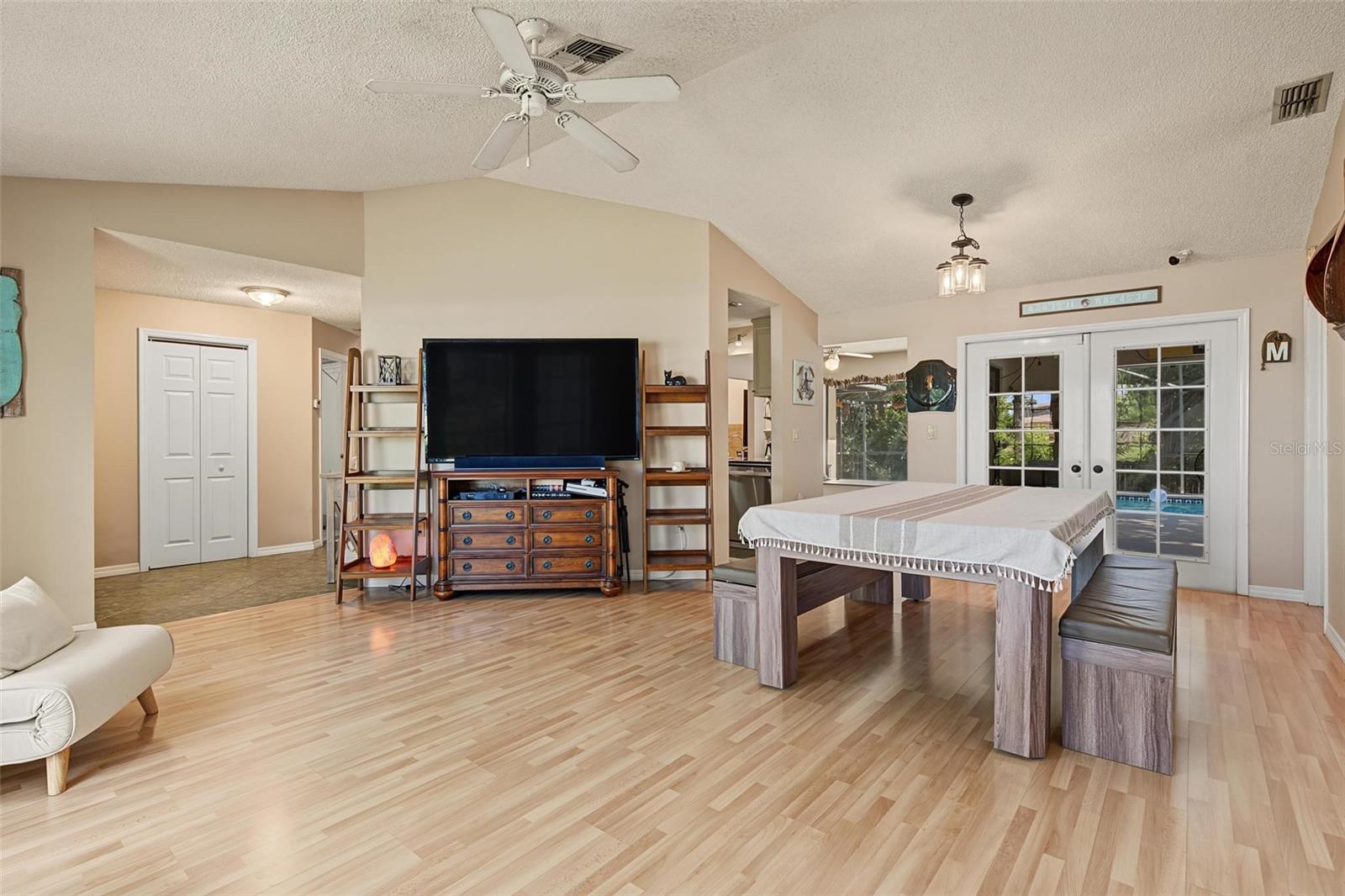 3024 PINEVIEW DR