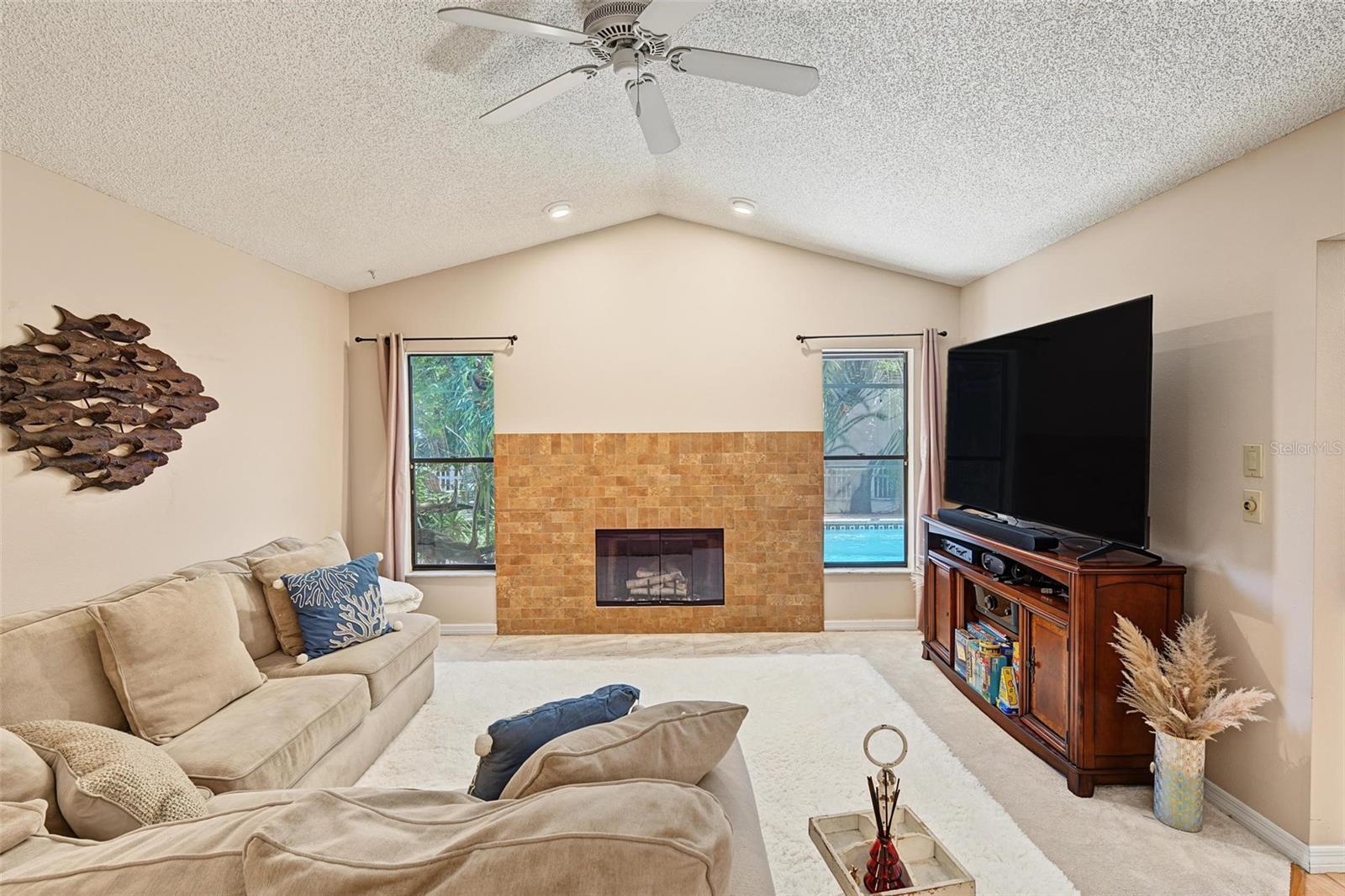 3024 PINEVIEW DR