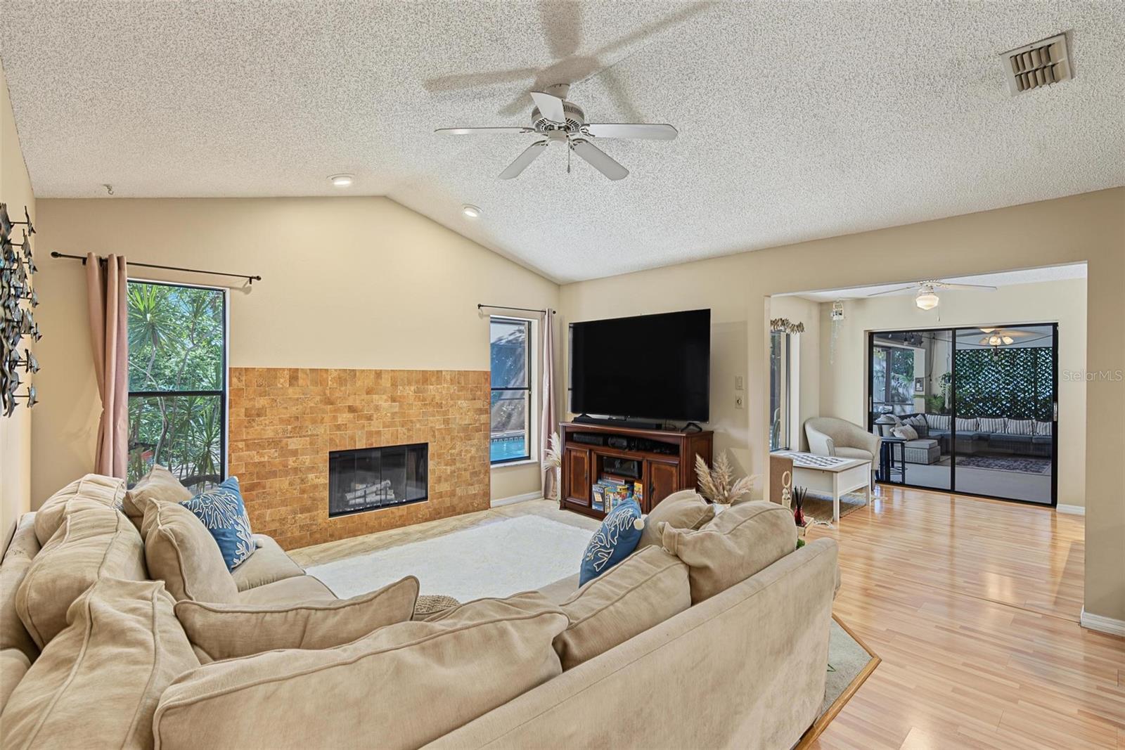 3024 PINEVIEW DR