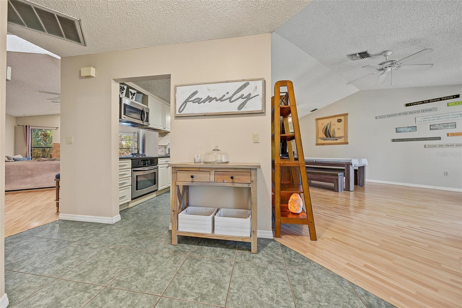 3024 PINEVIEW DR