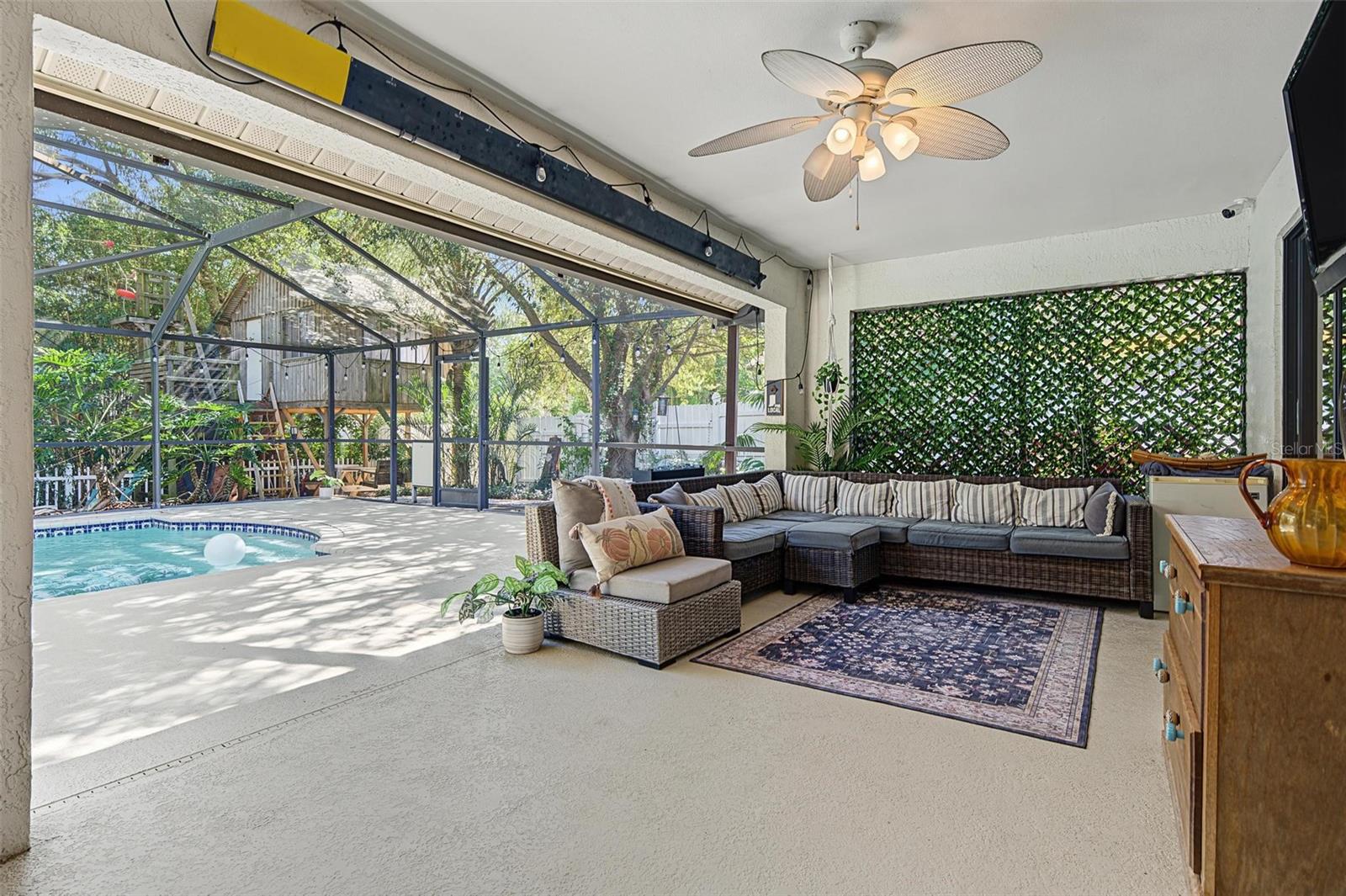 3024 PINEVIEW DR