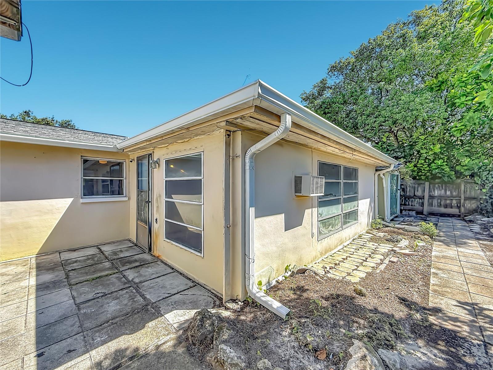 1153 CHANCELLOR DR