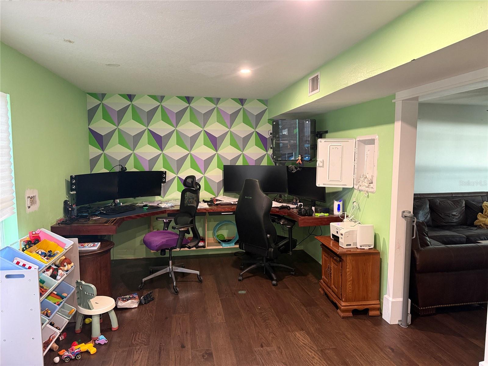 6210 S HIMES AVE