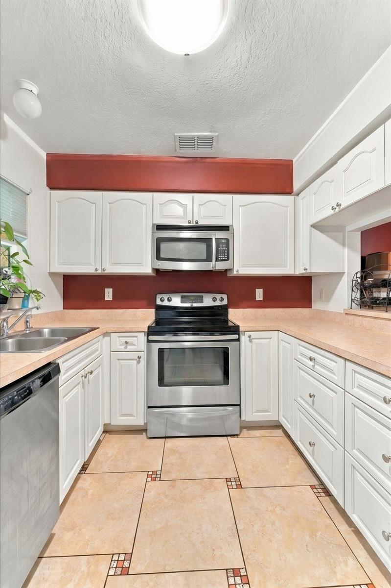 349 KENSINGTON LAKE CIR