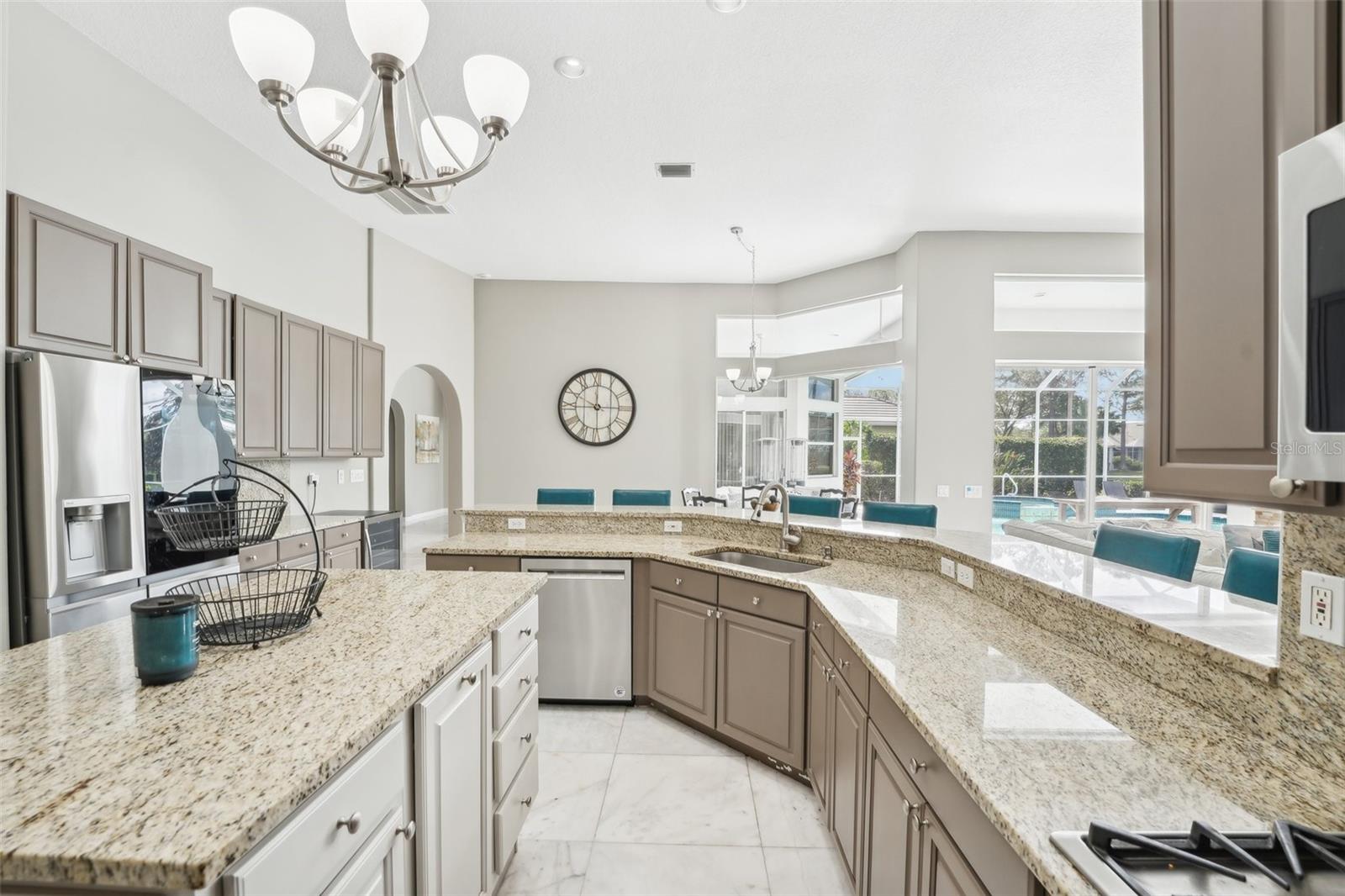 6428 RENWICK CIR