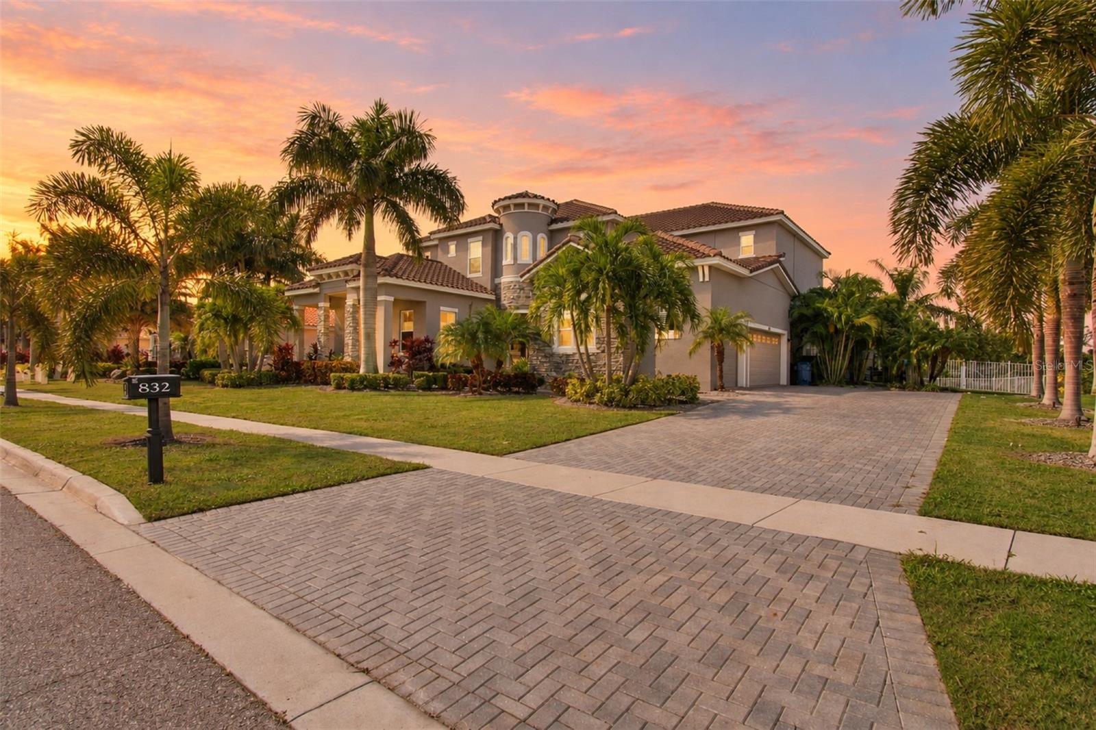 832 MANNS HARBOR DR