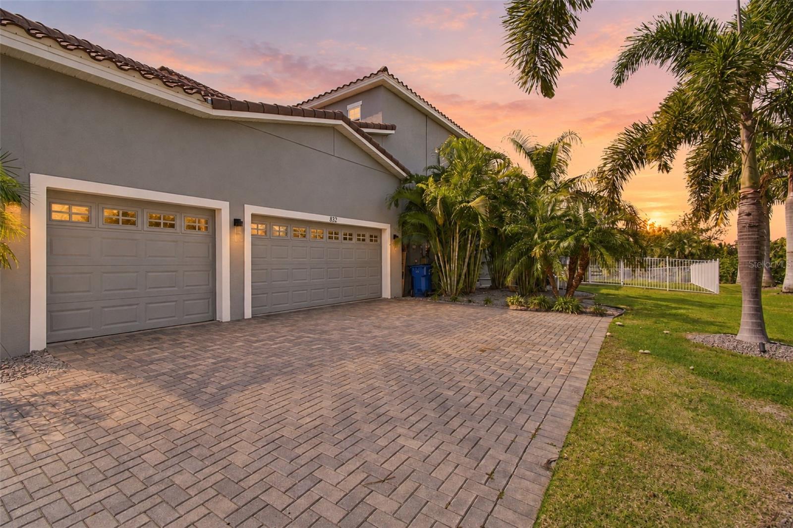 832 MANNS HARBOR DR