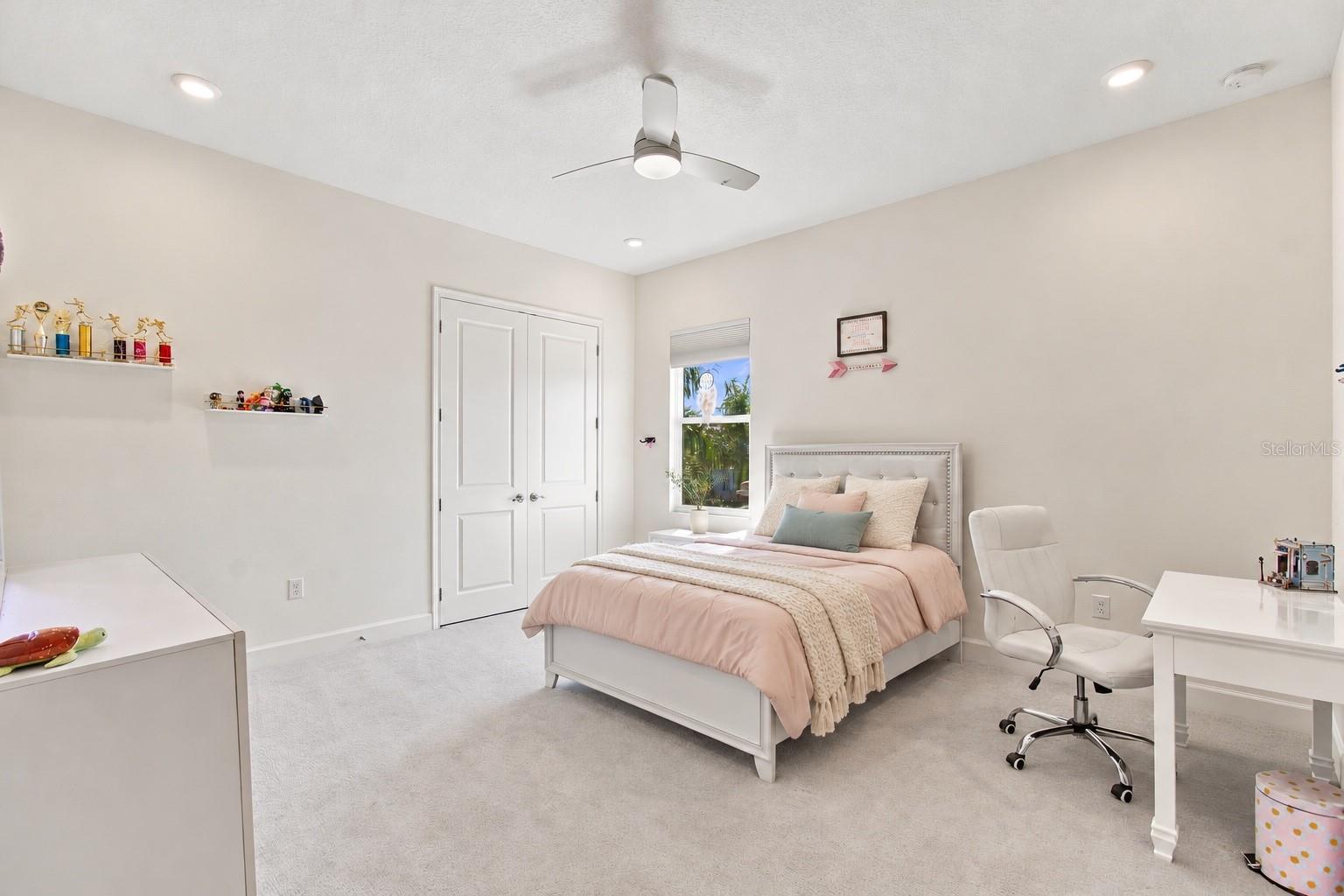 832 MANNS HARBOR DR