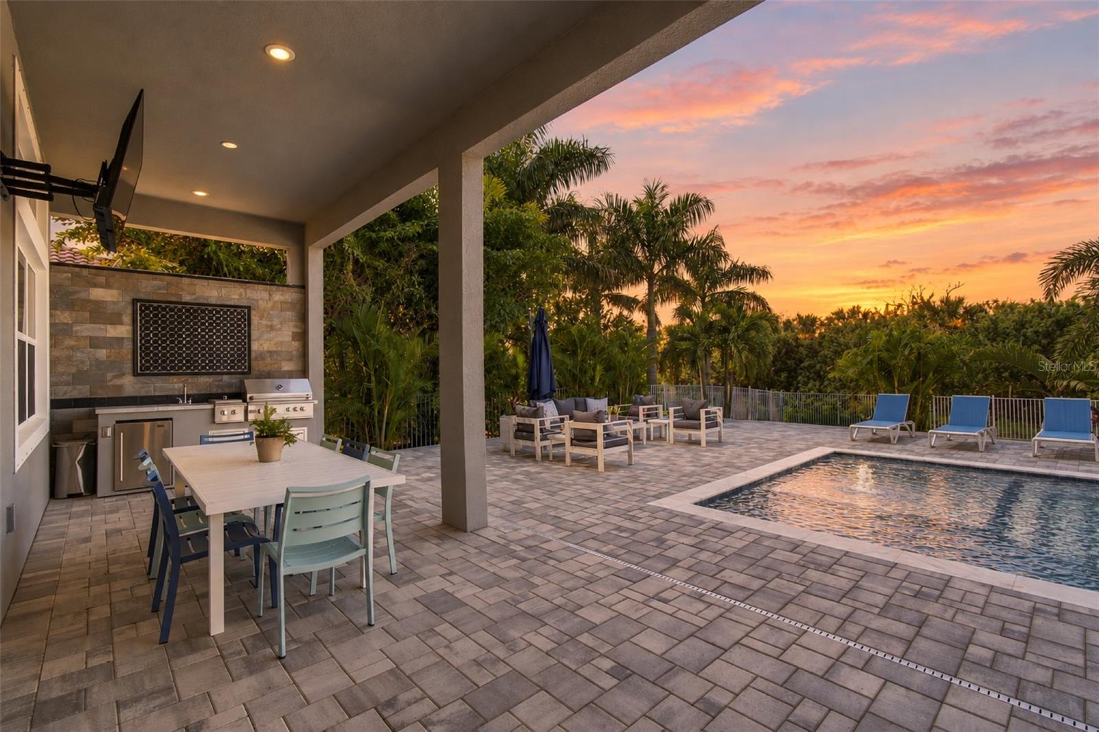 832 MANNS HARBOR DR