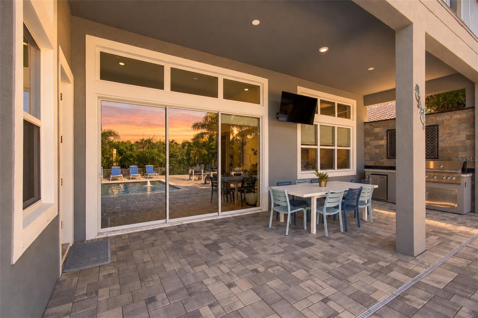 832 MANNS HARBOR DR