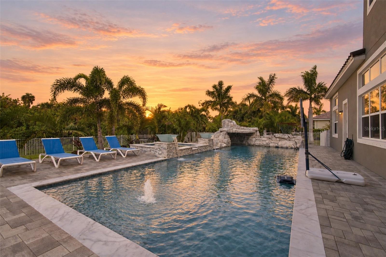 832 MANNS HARBOR DR