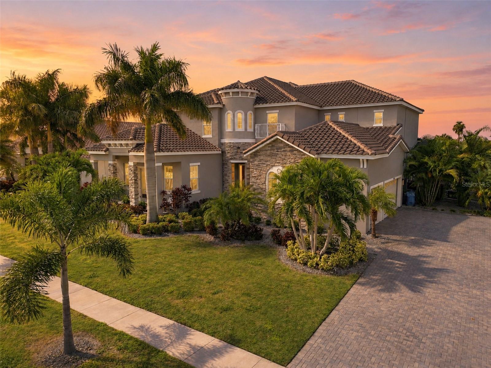 832 MANNS HARBOR DR