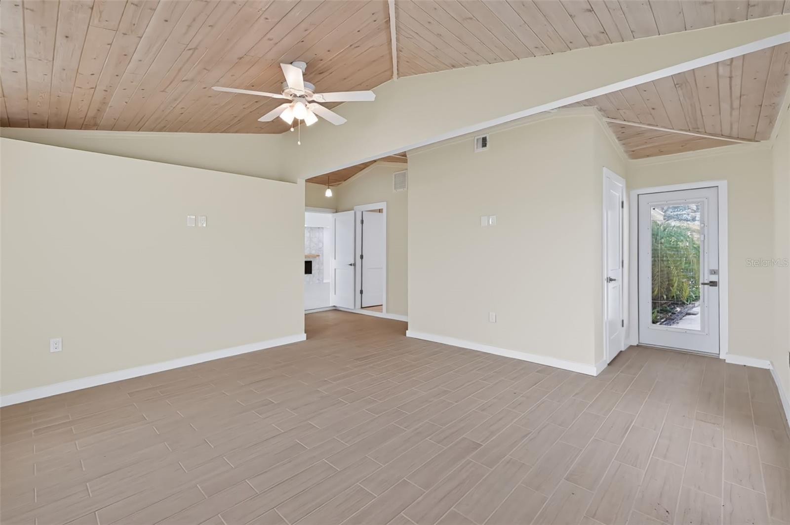 2123 BAYOU DR