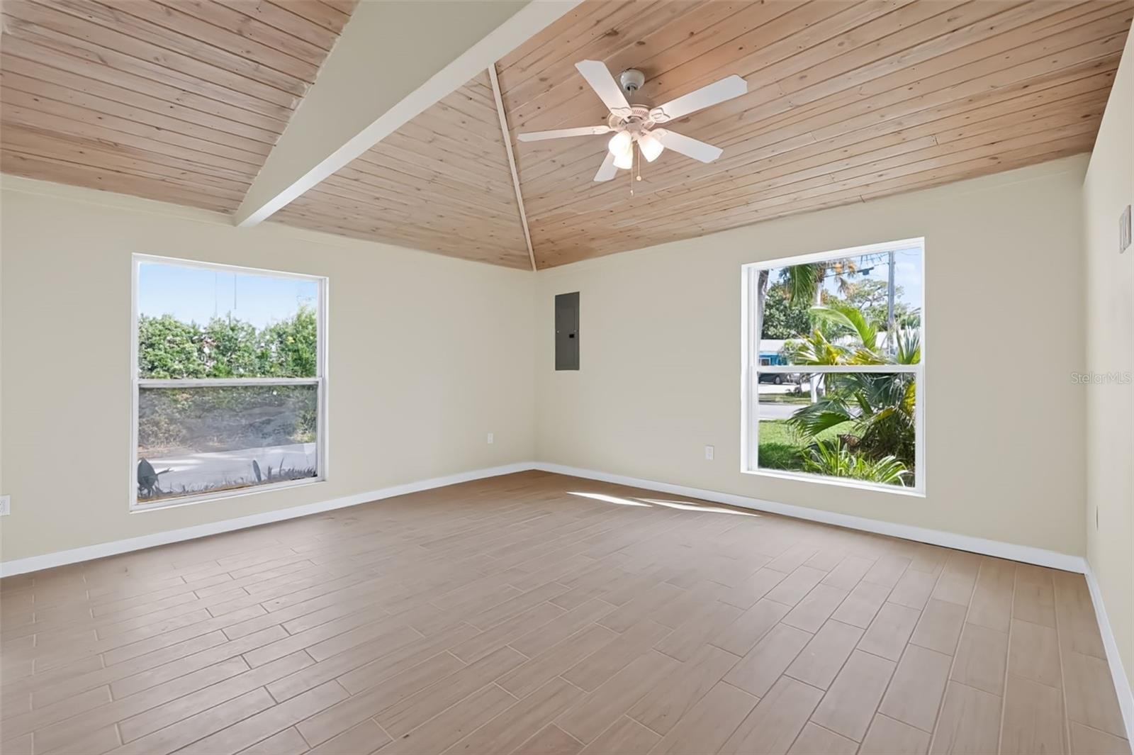 2123 BAYOU DR