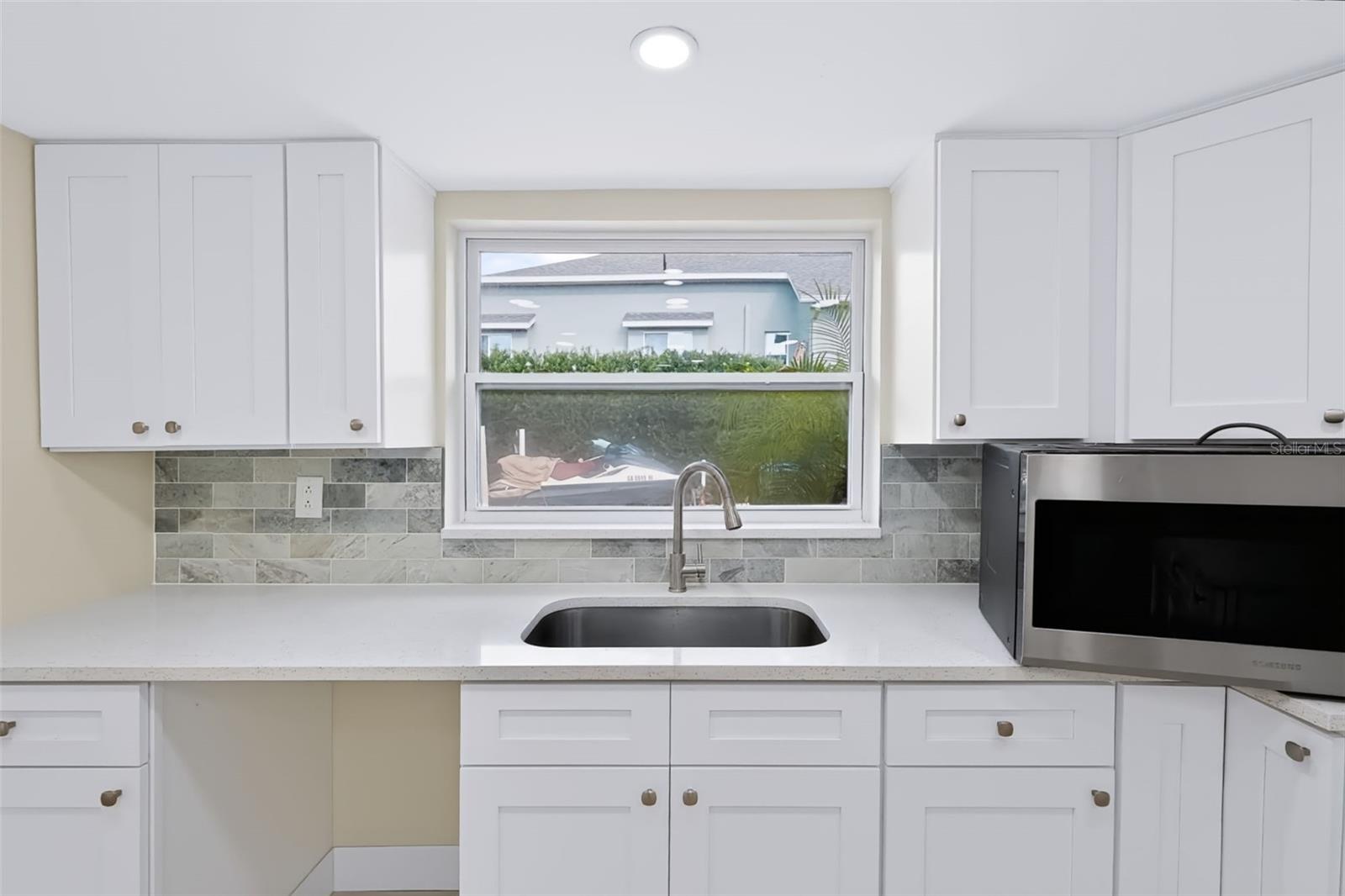 2123 BAYOU DR