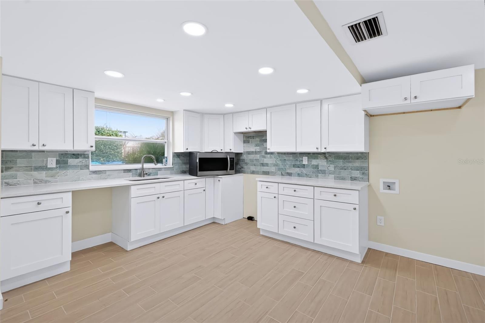 2123 BAYOU DR