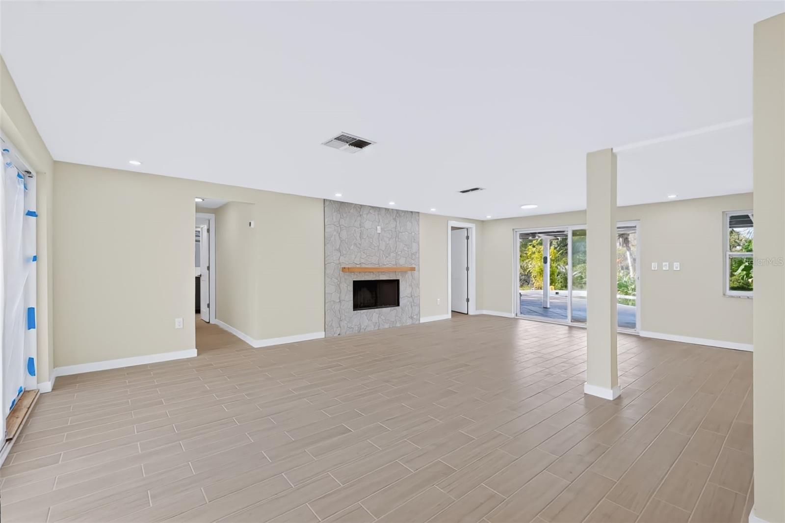 2123 BAYOU DR